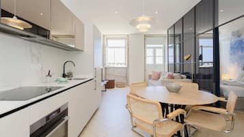 Réfrigérateur, micro-ondes, four, plaque de cuisson