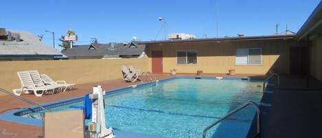 Una piscina al aire libre