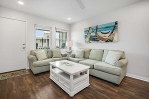 Smart TV - Sea Glass Getaway - Walk to Beach *King Bed* (Port Aransas)