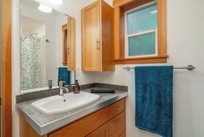 Dusj, miljøvennlige toalettsaker, hårføner og håndklær