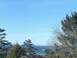 Nær stranden og strandhåndklær