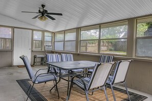 Dining - Cheerful 4 bedroom house with back porch (Goose Creek)