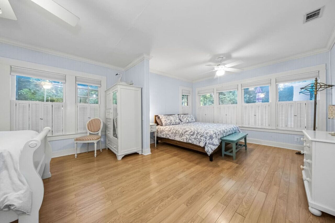 3 bedrooms, desk, iron/ironing board, travel crib