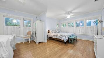3 bedrooms, desk, iron/ironing board, travel crib