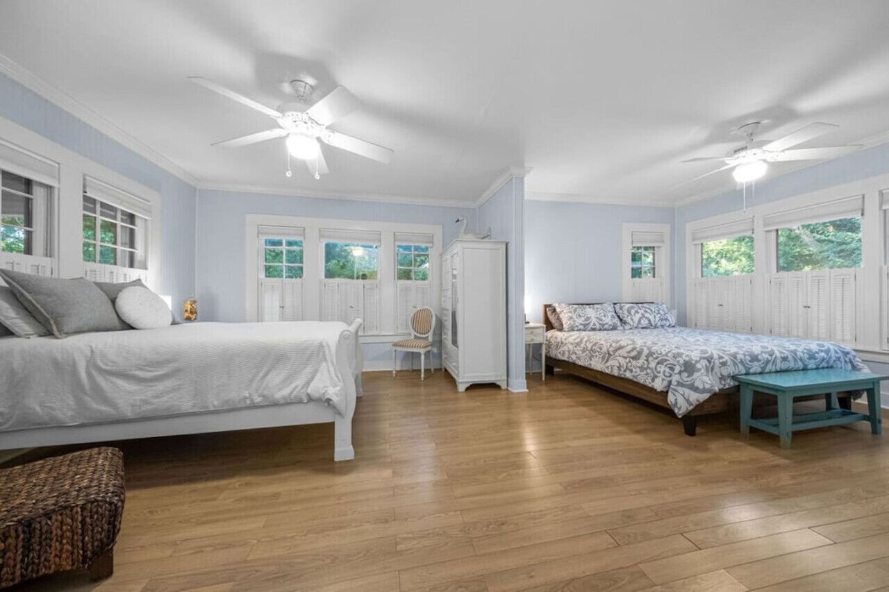 3 chambres, bureau, fer et planche à repasser, lit de bébé portatif