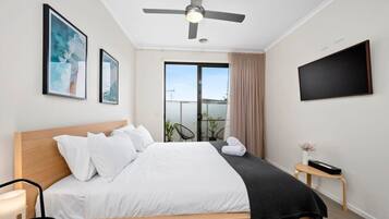 3 bedrooms, desk, iron/ironing board, WiFi