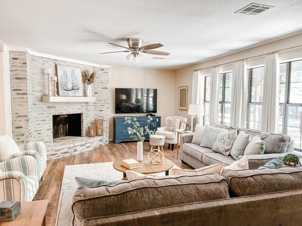 Smart TV, fireplace, Hulu, DVD player