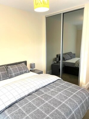 4 bedrooms, desk, iron/ironing board, free WiFi