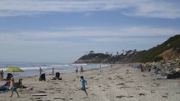 Ligstoelen aan het strand, strandlakens