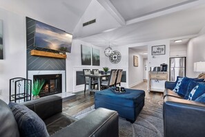 TV, fireplace - The Summit 5307 / INDOOR AND OUTDOOR POOLS (Gatlinburg)