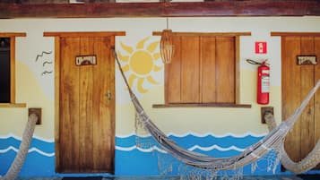 Quarto triplo básico | Frigobar, escrivaninha, espaço de trabalho para notebook