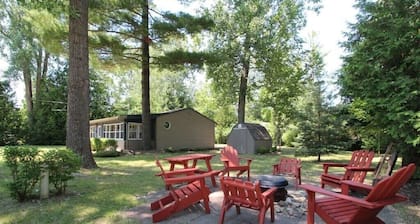 Sunset Pines Cottage Ipperwash ~ minutes to beach!