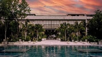 Una piscina al aire libre