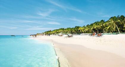 Exclusive Penthouse Retreat: Private Rooftop Pool & Premier Resort Facilities