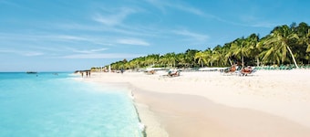 Exclusive Penthouse Retreat: Private Rooftop Pool & Premier Resort Facilities