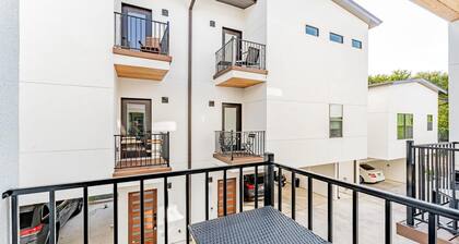 East Downtown 3BR Condo w Fast Wifi and Sleeps 8