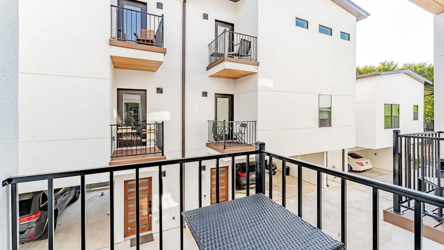 East Downtown 3BR Condo w Fast Wifi and Sleeps 8