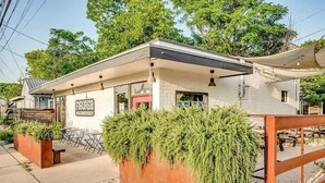 A small building with a sign reading "FIGURES" and outdoor seating. - East Downtown 3BR Condo w Fast Wifi and Sleeps 8 (Austin)