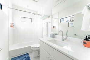 3 bedrooms, desk - East Downtown 3BR Condo w Fast Wifi and Sleeps 8 (Austin)