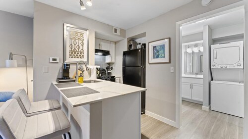 Cozy Chic Studio Close to Downtown and Domain