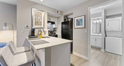 Cozy Chic Studio Close to Downtown and Domain