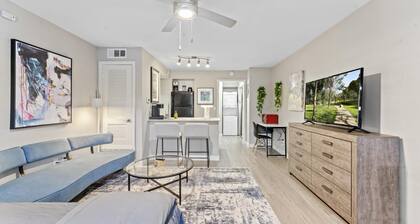 Cozy Chic Studio Close to Downtown and Domain