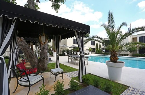 Chic 2BR Near Triangle With King Beds Fast Wifi