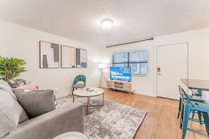 House | 2 bedrooms, desk, free internet - Chic 2BR Near Triangle With King Beds Fast Wifi (Austin)