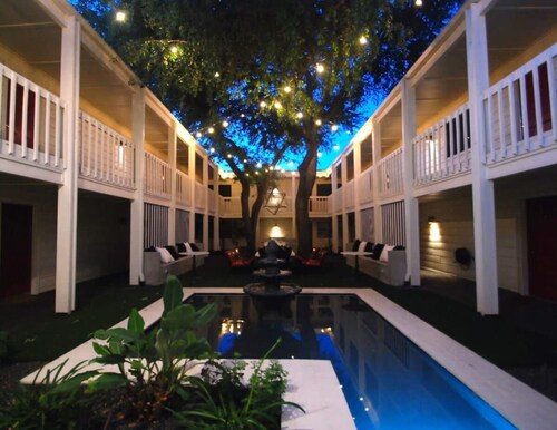 Chic 2BR Near Triangle With King Beds Fast Wifi