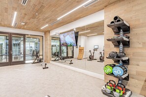 Apartment | Fitness facility - Top Floor Soco 2BR King Suite 8 Mins to Downtown (Austin)