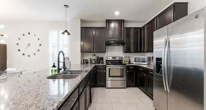 Cozy 4BR House Close to Cota DT w Fast Wifi