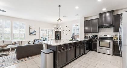 Cozy 4BR House Close to Cota DT w Fast Wifi