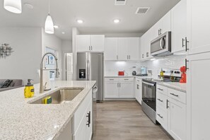 2 bedrooms, WiFi - Top Floor 2BR King Beds Suite 8 Min to Downtown (Austin)