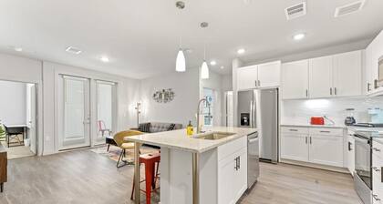 Top Floor 2BR King Beds Suite 8 Min to Downtown