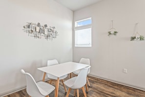 House | 2 bedrooms - Prime Soco Charming 1BR King Suite w Pool Parking (Austin)