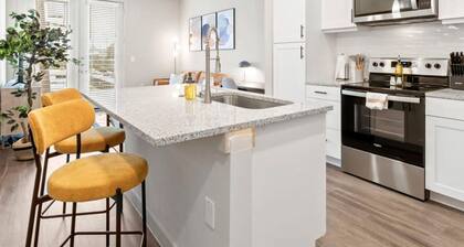 Prime Soco Quaint 1BR King Suite w Pool Parking