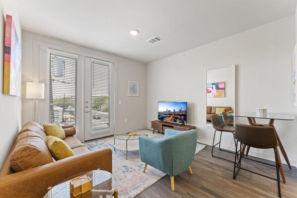 Apartment | 1 bedroom, desk, free Internet - Prime Soco Quaint 1BR King Suite w Pool Parking (Austin)