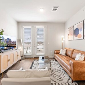 Apartment | 1 bedroom, desk, free Internet - Prime Soco Quaint 1BR King Suite w Pool Parking (Austin)