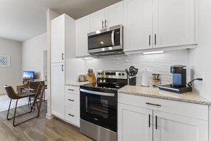 Apartment | 1 bedroom, desk, free Internet - Prime Soco Quaint 1BR King Suite w Pool Parking (Austin)