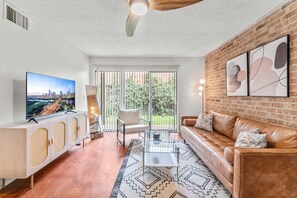 Apartment | 2 bedrooms - Prime Soco Airy 1BR King Suite w Pool Parking (Austin)