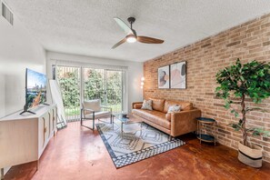 Apartment - Prime Soco Airy 1BR King Suite w Pool Parking (Austin)