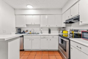 Apartment | 2 bedrooms - Prime Soco Airy 1BR King Suite w Pool Parking (Austin)