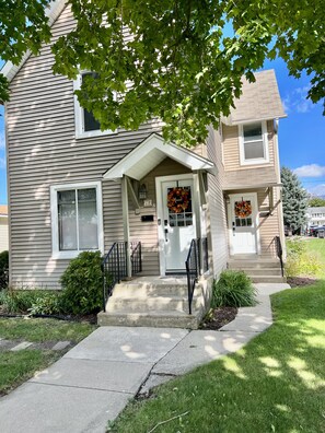 Exterior detail - 2 Bedroom Apartment Walking distance to downtown Lake Geneva (Lake Geneva)