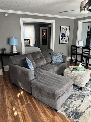 Smart TV - 2 Bedroom Apartment Walking distance to downtown Lake Geneva (Lake Geneva)