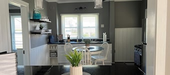 2 Bedroom Apartment Walking distance to downtown Lake Geneva