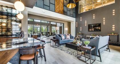 Comfy 1BR King Suite Close to Downtown w Fast Wifi