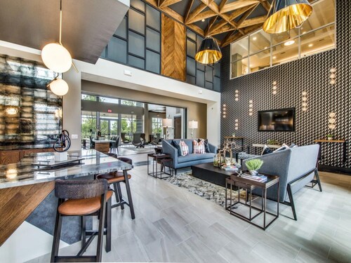 Upscale 1BR King Suite Close to Downtown w Fast Wifi
