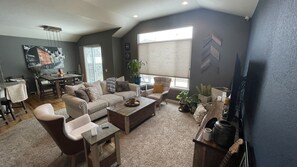 Smart-TV, Bücher, Videothek, Stereoanlage