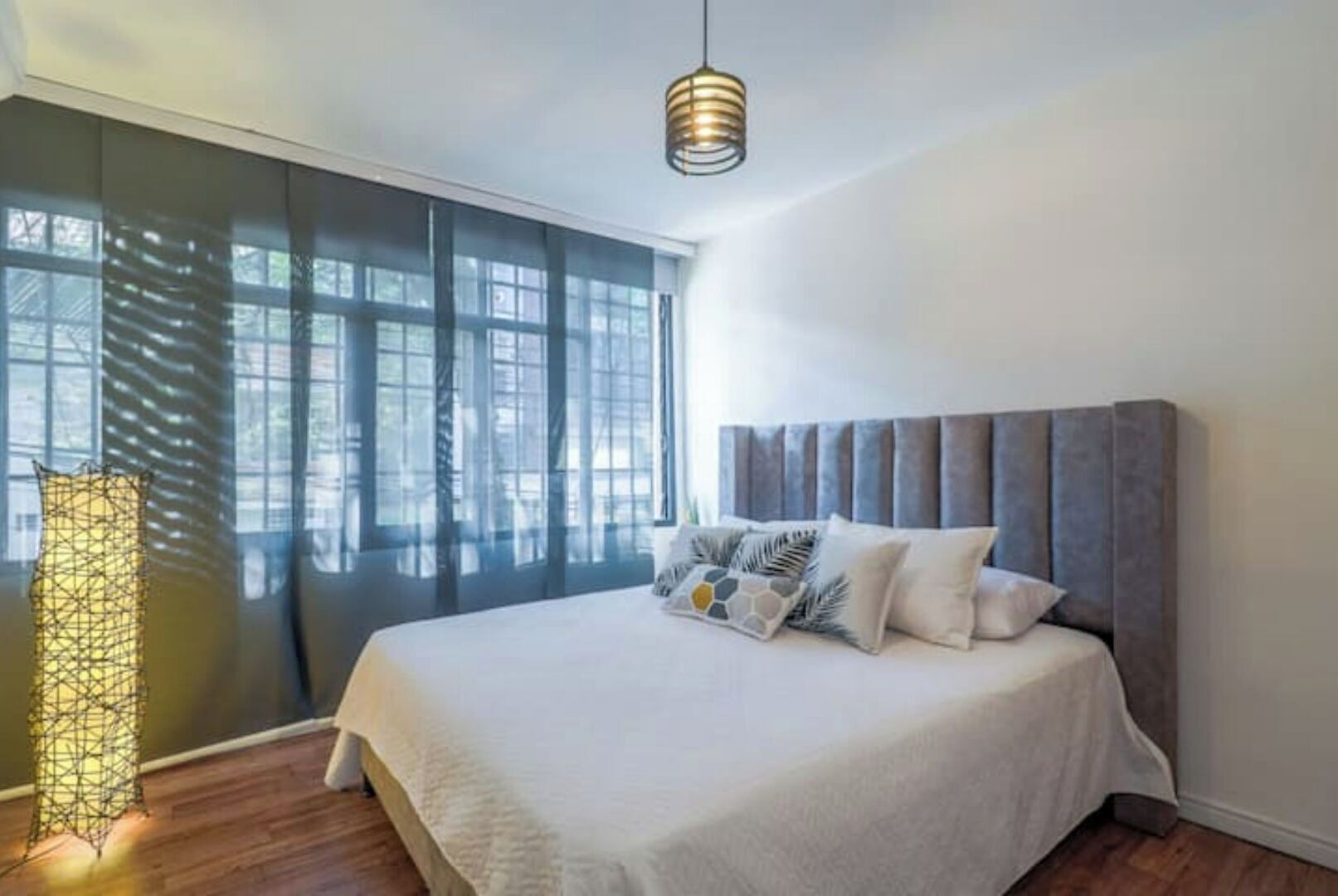 2 bedrooms, desk, WiFi