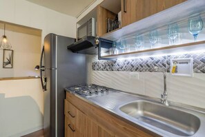 Kühlschrank, Mikrowelle, Herdplatte, Wasserkocher mit Kaffee-/Teezubehör